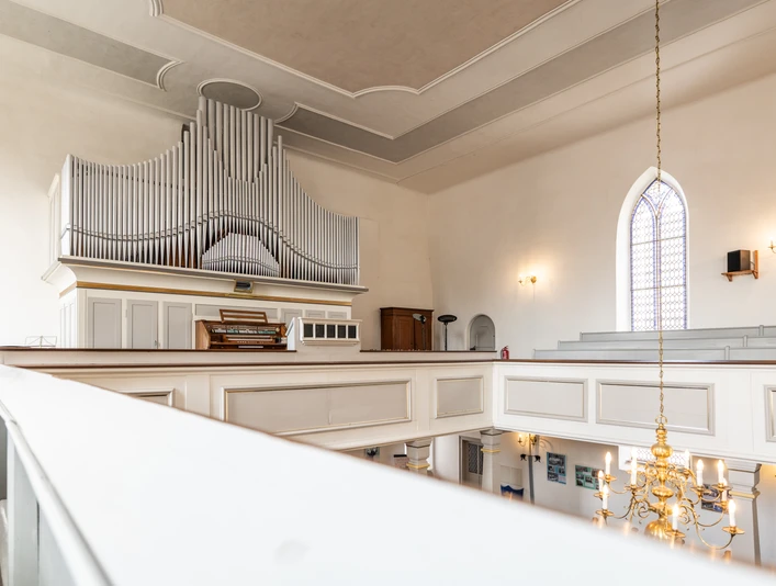 Schmeisser-Orgel in der St. Egidien Kirche in Colditz - Orgeln in der Region Leipzig Schmeisser-Orgel in der St. Egidien Kirche in Colditz, Fokus auf die kunstvoll gestalteten Orgelpfeifen.