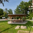 Rastplatz am Heubach in Vinsebeck Holzpavilion mit Sitzbänken, daneben ein Maibaum, Rastplatz direkt am Heubach
