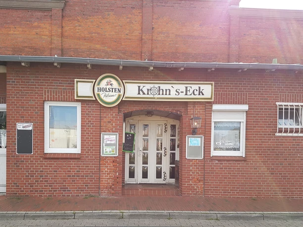 20190914_110711_Erlebnis_Bremerhaven_InstaWalk Schaufenster Fischereihafen (c) Tanja Albert.jpg Backsteinfassade der Gaststätte Krohn’s Eck mit Holstenschriftzug und heller Eingangstür am Hafen