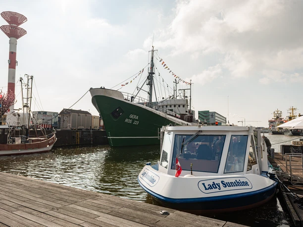 _STK0887 (c) Stephan Knudsen_Erlebnis Bremerhaven.jpg Mehrere Schiffe liegen im Bremerhavener Fischereihafen, im Vordergrund das Fahrgastboot Lady Sunshine.