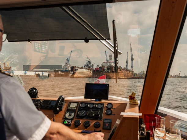 _STK0857 (c) Stephan Knudsen_Erlebnis Bremerhaven.jpg Blick aus dem Steuerhaus eines Ausflugsschiffs auf den Überseehafen Bremerhavens mit Kränen
