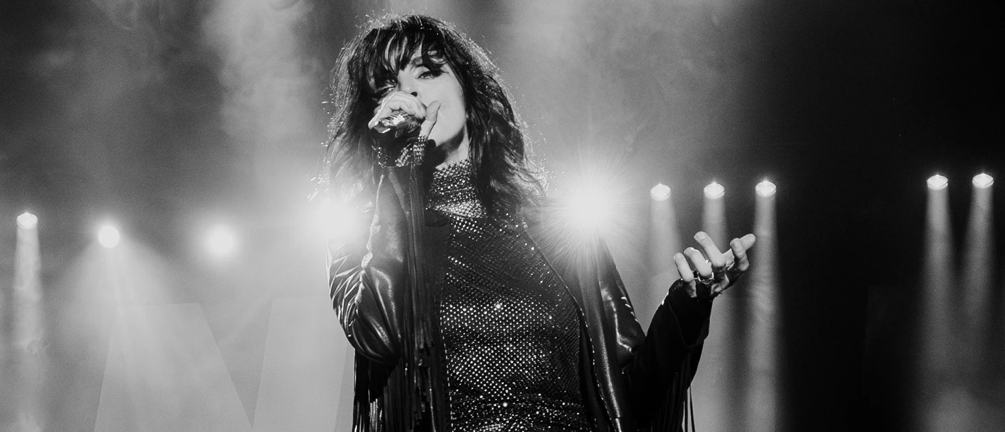 Nena in Büsum Ein Schwarzweißbild einer Sängerin auf einer Bühne.