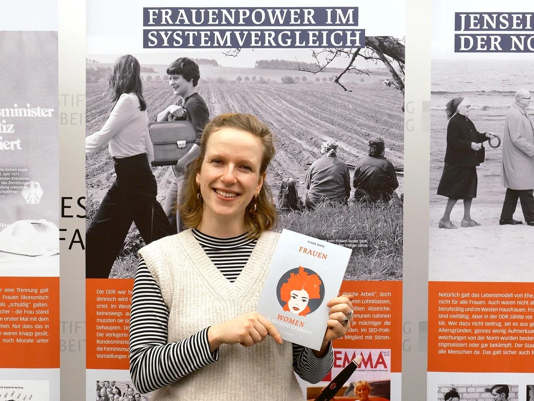 Die Kuratorin Clara Marz, Bundesstiftung zur Aufarbeitung der SED-Diktatur, vor ihrer Sonderausstellung „Frauen im geteilten Deutschland“. Foto Bundesstiftung Aufarbeitung, Berlin.jpg