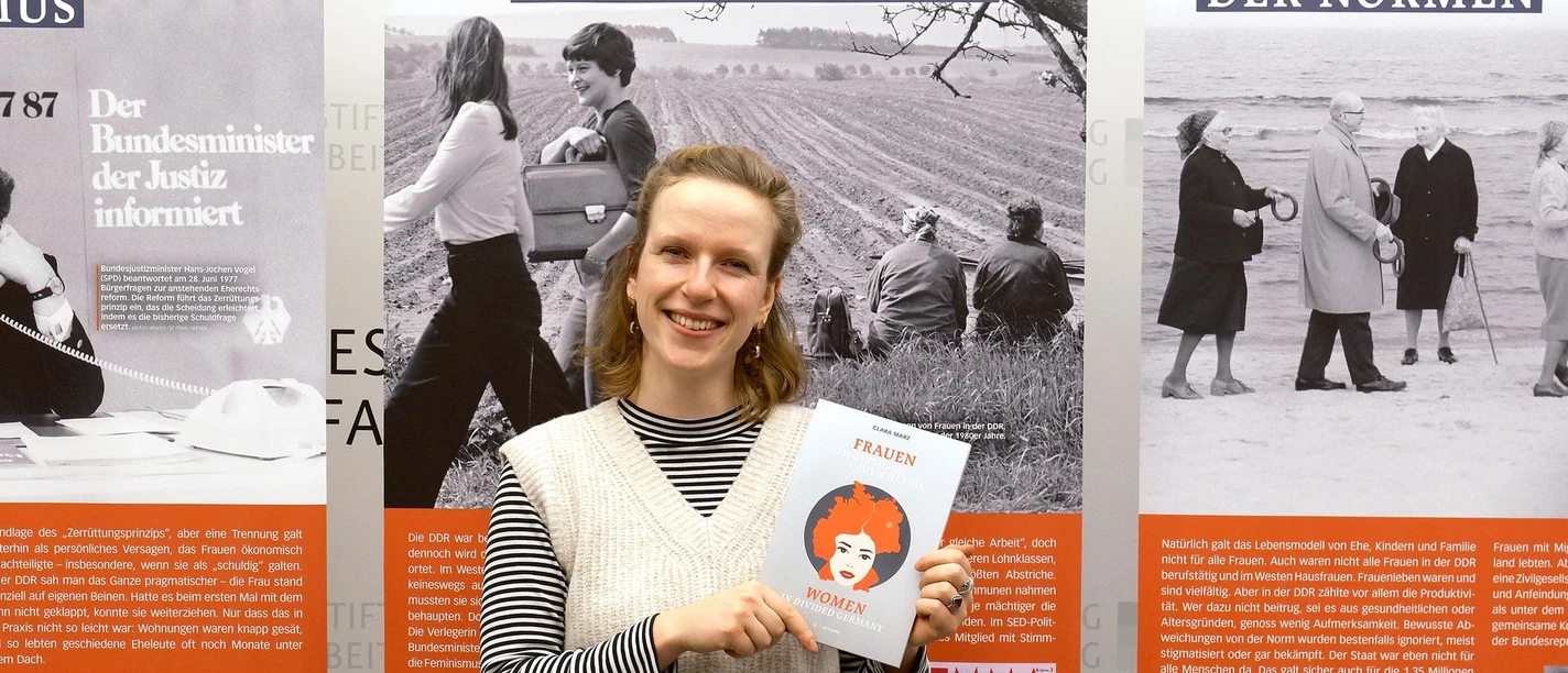 Die Kuratorin Clara Marz, Bundesstiftung zur Aufarbeitung der SED-Diktatur, vor ihrer Sonderausstellung „Frauen im geteilten Deutschland“. Foto Bundesstiftung Aufarbeitung, Berlin.jpg