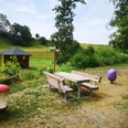 Rastplatz Liebestal, Borgentreich Sitzbank mit Tisch und Schutzhütte im Hintergrund, Rastplatz