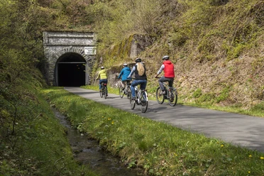 Radfahren auf dem SauerlandRadring beim Fledermaustunnel Unterwegs auf dem SauerlandRadring am Fledermaustunnel bei Kueckelheim