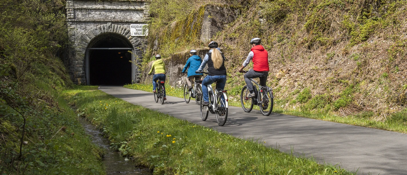 Radfahren auf dem SauerlandRadring beim Fledermaustunnel Unterwegs auf dem SauerlandRadring am Fledermaustunnel bei Kueckelheim