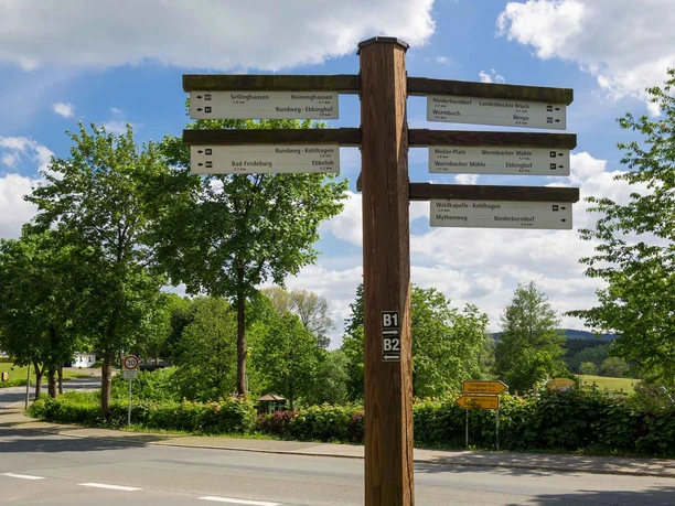 Wegweiser in der Ortsmitte in Berghausen