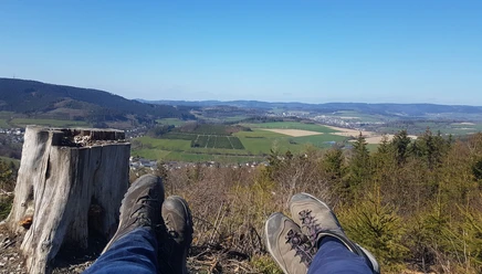 Aussichtspunkt Siebentanne mit Rothaarsteig-Liege.