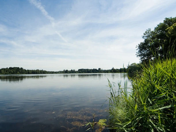 Der Soier See liegt idyllisch eingebettet in den Ammergauer Alpen