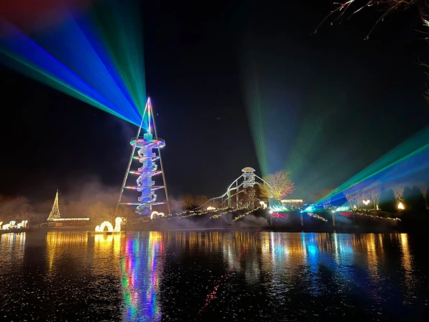 Wintersaison im Sonnenlandpark mit magischer Lasershow über dem See