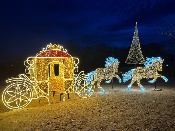 Winterzauber im Sonnenlandpark mit märchenhaften Lichtattraktionen wie der Kutsche von Aschenputtel