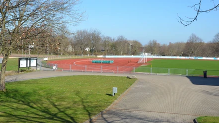 Stadion am Salzgittersee (16)_HD_16zu9.JPG Rote Tartanbahn und grüner Rasenplatz im sonnigen Stadion am Salzgittersee.