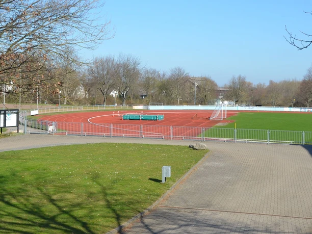 Stadion am Salzgittersee (16)_HD_16zu9.JPG Rote Tartanbahn und grüner Rasenplatz im sonnigen Stadion am Salzgittersee.