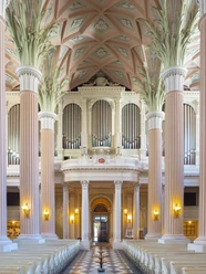 Ladegast-Eule-Orgel in der Nikolaikirche Leipzig Ladegast-Eule-Orgel in der Nikolaikirche Leipzig, mit kunstvoll angeordneten Orgelpfeifen und sichtbarer historischer Bauweise.