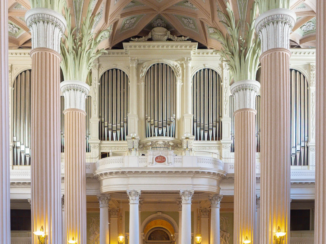 Ladegast-Eule-Orgel in der Nikolaikirche Leipzig Ladegast-Eule-Orgel in der Nikolaikirche Leipzig, mit kunstvoll angeordneten Orgelpfeifen und sichtbarer historischer Bauweise.