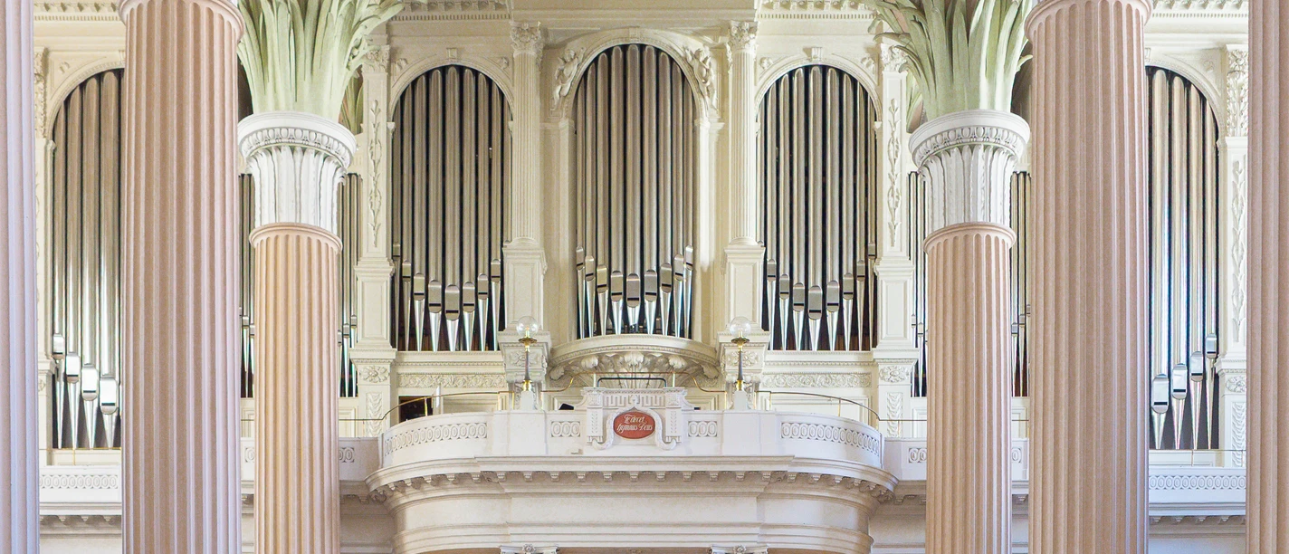 Ladegast-Eule-Orgel in der Nikolaikirche Leipzig Ladegast-Eule-Orgel in der Nikolaikirche Leipzig, mit kunstvoll angeordneten Orgelpfeifen und sichtbarer historischer Bauweise.