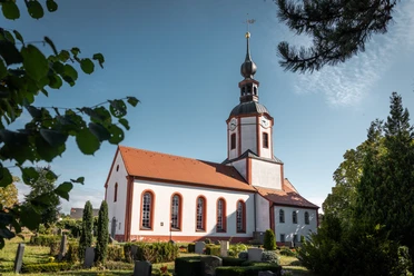 Kirche Machern - Kirchen in der Region Leipzig Außenansicht der Kirche in Machern, historisches Kirchengebäude mit Turm und traditioneller Architektur.