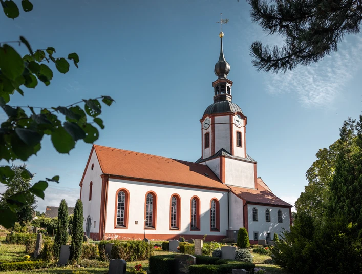 Kirche Machern - Kirchen in der Region Leipzig Außenansicht der Kirche in Machern, historisches Kirchengebäude mit Turm und traditioneller Architektur.