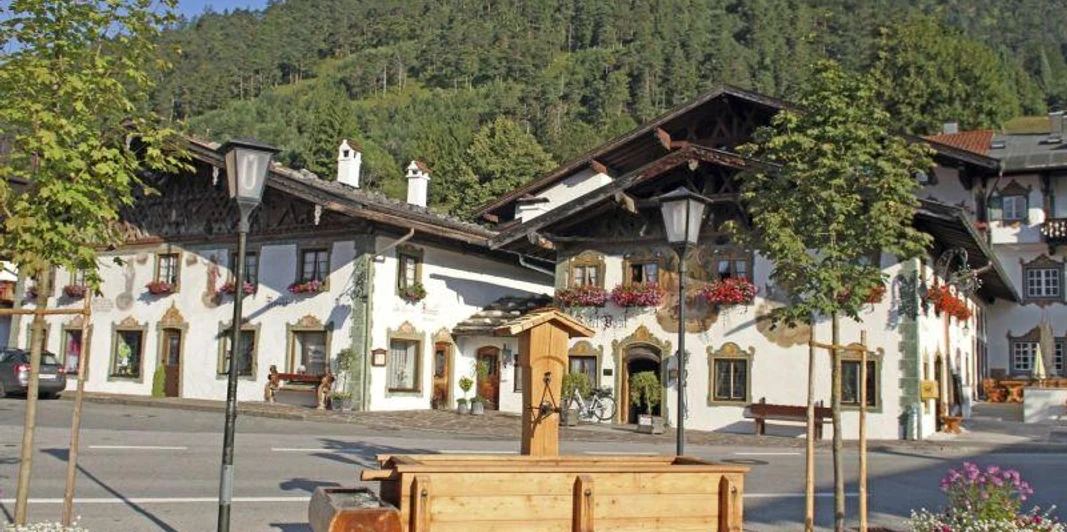 Historischer Schäfflertanz am Dorfplatz