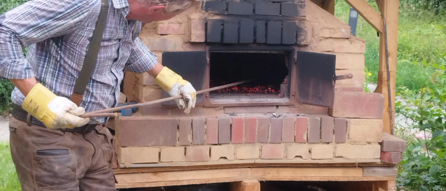 Brot backen im Lehmbackofen Lehmbackofen Lauenburg