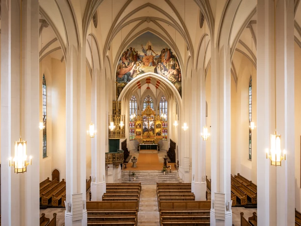 St. Aegidien in Oschatz - Kirchen in der Region Leipzig nnenansicht der St. Aegidien Kirche in Oschatz, Blick auf den Altar und das Kircheninnere.