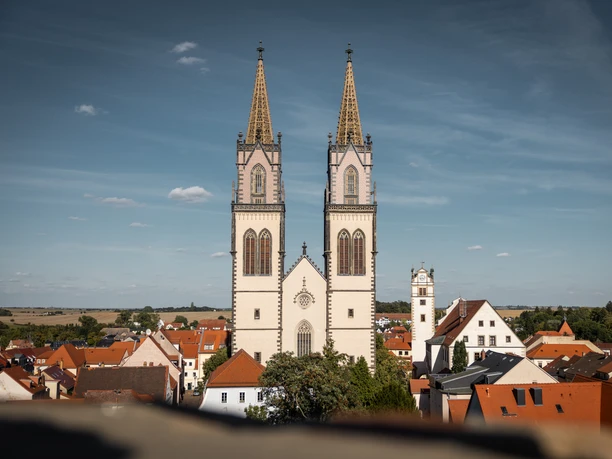 Église St. Aegidien à Oschatz, vue extérieure avec deux tours marquantes sous un ciel bleu.