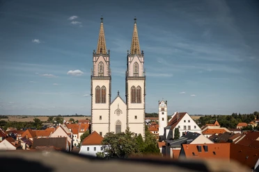 Kirche St. Aegidien in Oschatz - Kirchen in der Region Leipzig St. Aegidien Kirche in Oschatz, Außenansicht mit zwei markanten Türmen unter blauem Himmel.