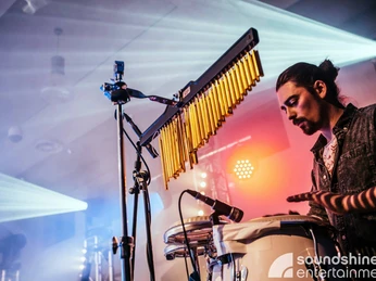 Soundshine Festival, Perkussion.jpg Festival Act steht auf der Bühne und spielt an DrumsFestival act takes to the stage and plays drums