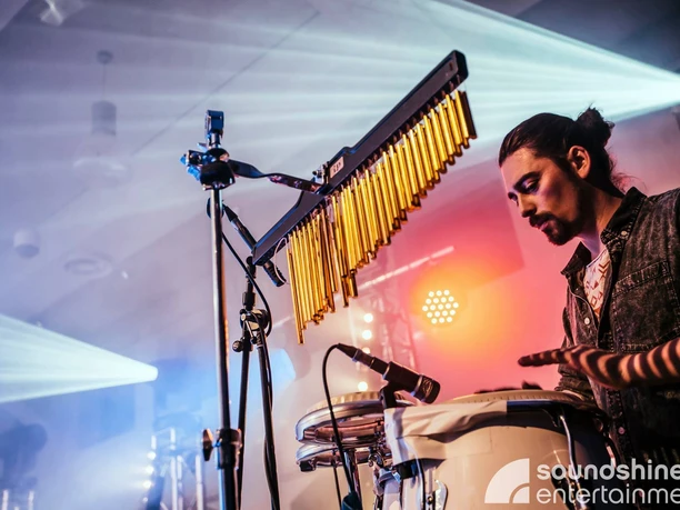 Soundshine Festival, Perkussion.jpg Festival Act steht auf der Bühne und spielt an Drums