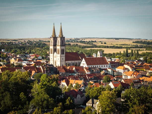 Église St. Aegidien à Oschatz - Églises de la région de Leipzig Église St. Aegidien à Oschatz, vue extérieure avec deux tours marquantes, vue sur l'église et la ville environnante par ciel bleu.