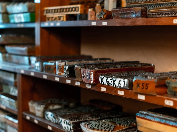 Blaudruck Workshop Regale voller hölzerner Blaudruckmodelle mit vielfältigen Mustern in einer Werkstatt in Einbeck.