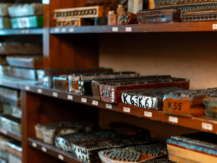 Blaudruck Workshop Regale voller hölzerner Blaudruckmodelle mit vielfältigen Mustern in einer Werkstatt in Einbeck.