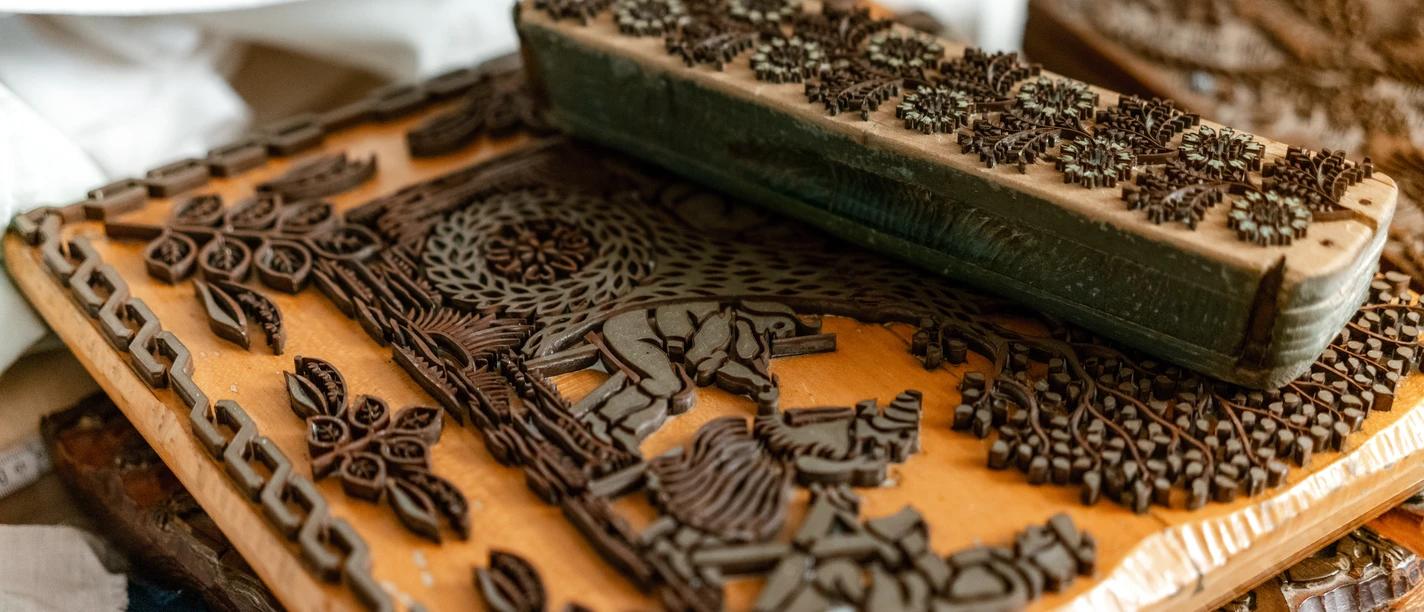 Blaudruck Detailaufnahme von handgeschnitzten Holzmodeln zum Bedrucken von Stoff im Blaudruck-Workshop.