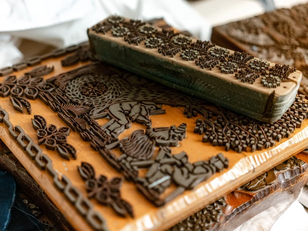 Blaudruck Detailaufnahme von handgeschnitzten Holzmodeln zum Bedrucken von Stoff im Blaudruck-Workshop.