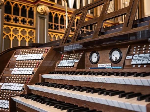Jehmlich organ in St. Aegidien Church - Organs in the Leipzig region Jehmlich organ in St. Aegidien Church in Oschatz, manuals in the foreground, organ pipes visible in the background.