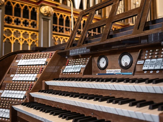 Jehmlich-Orgel in der St. Aegidien Kirche - Orgeln in der Region Leipzig Jehmlich-Orgel in der St. Aegidien Kirche in Oschatz, Manuale im Vordergrund, Orgelpfeifen im Hintergrund sichtbar.