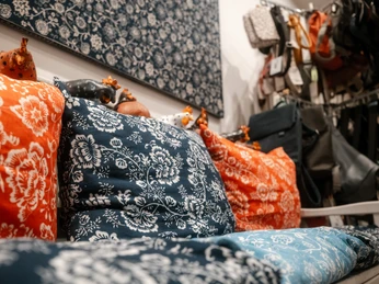 Blaudruck Workshop Blaudruck-Kissen mit floralen Mustern in Blau, Orange und Weiß bei einem Workshop in Einbeck.