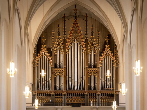 Jehmlich-Orgel in der St. Aegidien Kirche - Orgeln in der Region Leipzig Orgelpfeifen der Jehmlich-Orgel in der St. Aegidien Kirche in Oschatz, Pfeifenfeld im Kirchenraum sichtbar.