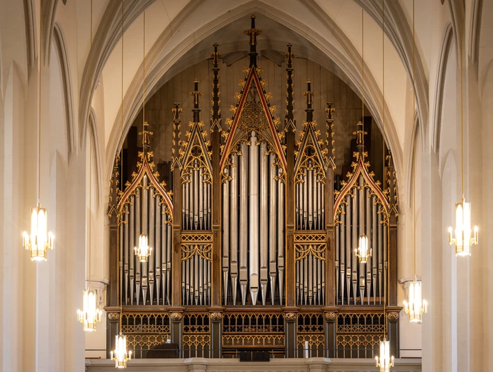Jehmlich-Orgel in der St. Aegidien Kirche - Orgeln in der Region Leipzig Orgelpfeifen der Jehmlich-Orgel in der St. Aegidien Kirche in Oschatz, Pfeifenfeld im Kirchenraum sichtbar.