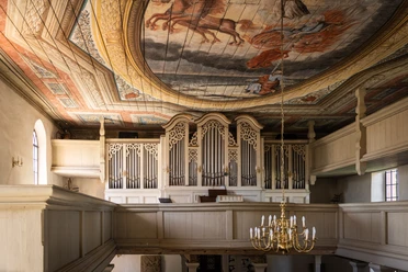 Eule-Orgel in der Stadtkirche Trebsen - Orgeln in der Region Leipzig Orgelpfeifen der Eule-Orgel in Trebsen, darüber ist das Deckengemälde der Kirche sichtbar.