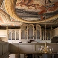 Eule-Orgel in der Stadtkirche Trebsen - Orgeln in der Region Leipzig Orgelpfeifen der Eule-Orgel in Trebsen, darüber ist das Deckengemälde der Kirche sichtbar.