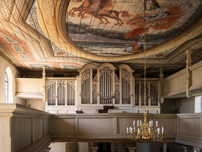 Eule-Orgel in der Stadtkirche Trebsen - Orgeln in der Region Leipzig Orgelpfeifen der Eule-Orgel in Trebsen, darüber ist das Deckengemälde der Kirche sichtbar.