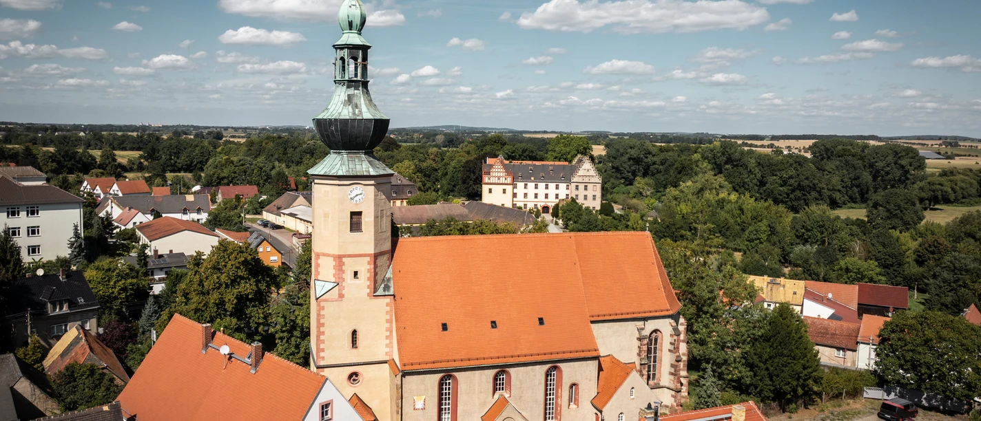 Stadtkirche Trebsen - Églises de la région de Leipzig Église de la ville de Trebsen, vue extérieure avec la tour et la façade historique, vue sur la ville environnante.