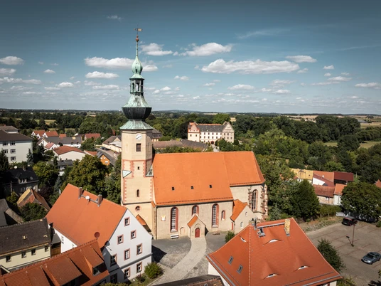 Stadtkirche Trebsen - Kirchen in der Region Leipzig Stadtkirche Trebsen, Außenansicht mit Turm und historischer Fassade, Blick auf die umliegende Stadt.
