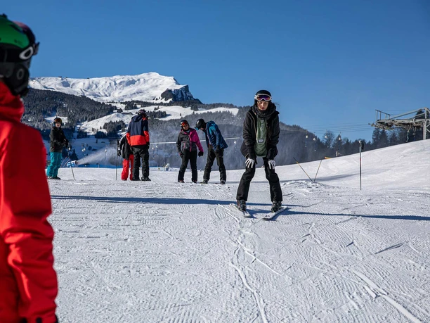 outdoor-switzerland-beginner-ski-package-skilehrer-gast-erste-versuche.jpg