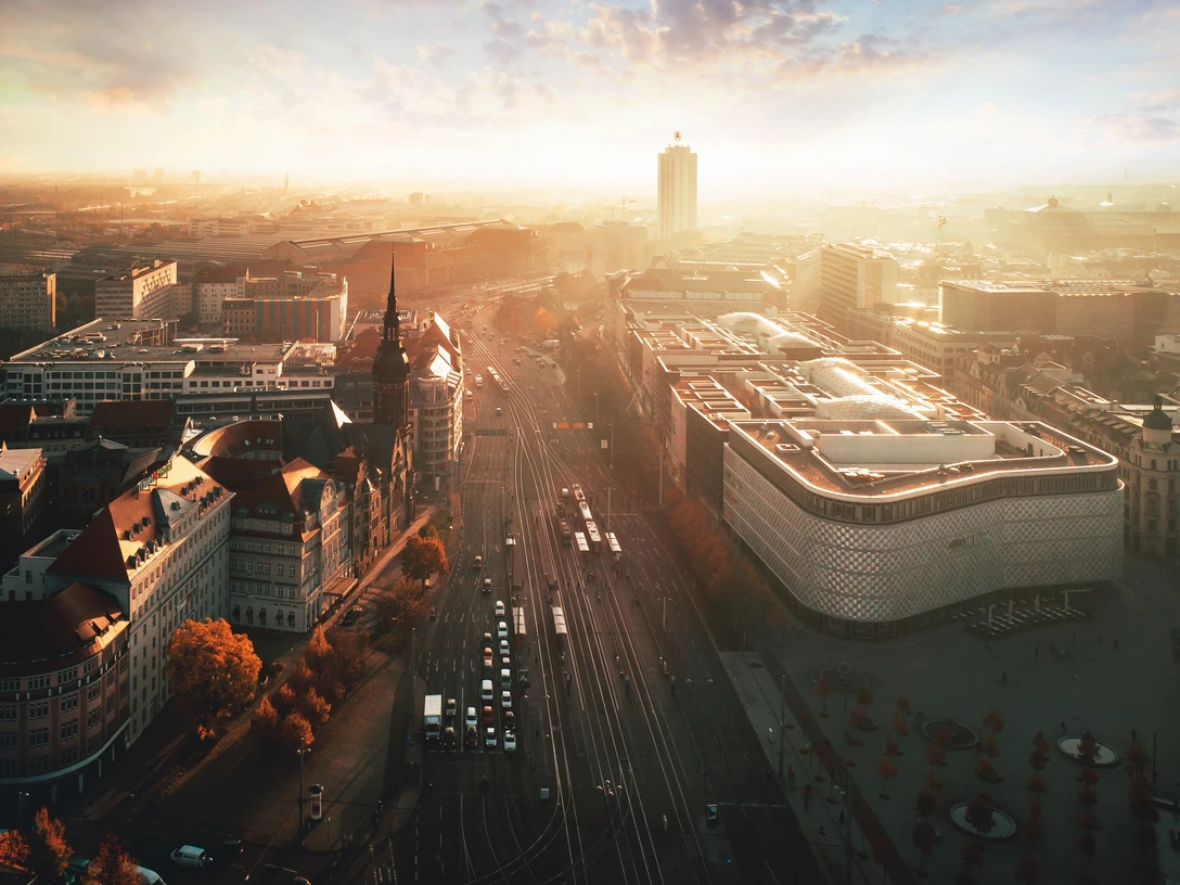 Skyline von Leipzig mit Blick auf den Goerdelerring | Leipzig Convention Bureau Skyline von Leipzig mit The Westin Leipzig, evangelisch-reformierter Kirche, Höfen am Brühl und Wintergartenhochhaus – präsentiert vom Leipzig Convention BureauSkyline of Leipzig with The Westin Leipzig, Evangelical Reformed Church, Höfe am Brühl and Wintergarten high-rise – presented by Leipzig Convention Bureau