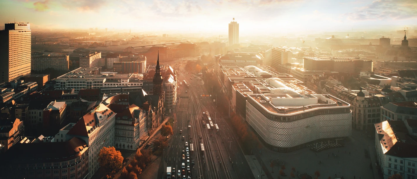 Skyline von Leipzig mit Blick auf den Goerdelerring | Leipzig Convention Bureau Skyline von Leipzig mit The Westin Leipzig, evangelisch-reformierter Kirche, Höfen am Brühl und Wintergartenhochhaus – präsentiert vom Leipzig Convention Bureau