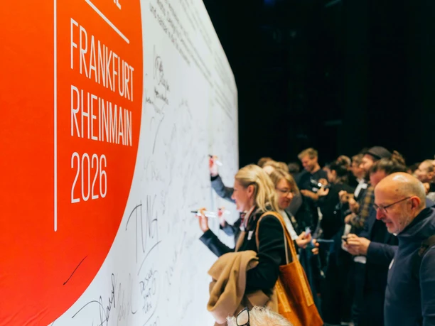 WDC Unterzeichner Gäste unterschreiben Wand der World Design Capital Frankfurt RheinMain
