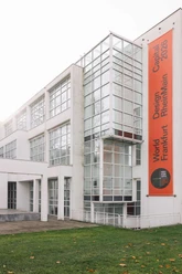 Museum Angewandte Kunst - WDC 2026 Banner Modernes Gebäude mit großem Banner zu World Design Capital 2026